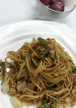 A picture of Egg and onion noodles.