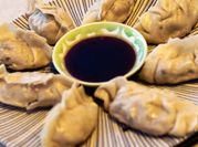 Una foto de gyozas