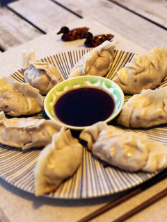 Una foto de Gyozas japonesas de langostino