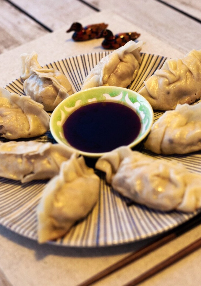Una foto de Gyozas japonesas de langostino