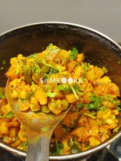 मिक्स भाजी- फ्लॉवर बटाटा - मटार (Mix Bhaji Recipe In Marathi) रेसिपी चे मुख्य फोटो