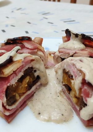 Una foto de Filetes de pollo rellenos de frutos secos con salsa de pimienta