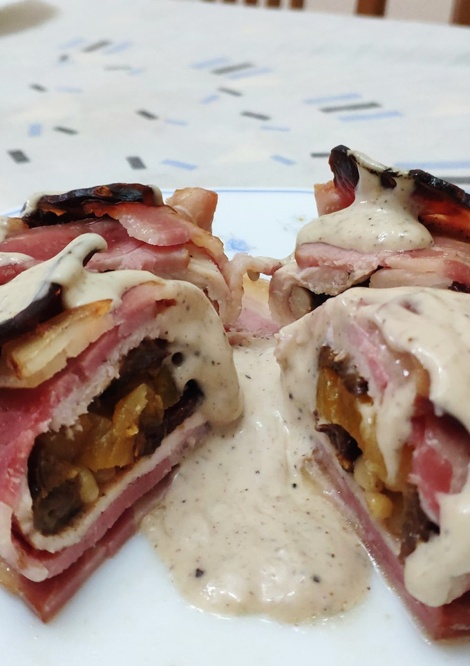 Una foto de Filetes de pollo rellenos de frutos secos con salsa de pimienta