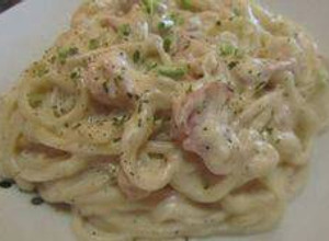 Una foto de Tallarines con atún y crema😋