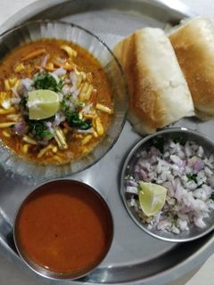 मिसळ पाव (misal pav recipe in marathi) रेसिपी चे मुख्य फोटो