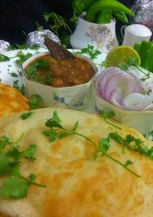छोले  भटूरे (Chole bhature recipe in Hindi) रेसिपी मुख्य फोटो