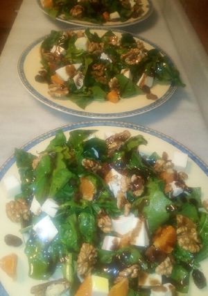 Una foto de Ensalada de espinacas con frutas