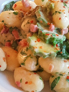 Una foto de Gnocchi de calabacín y speck