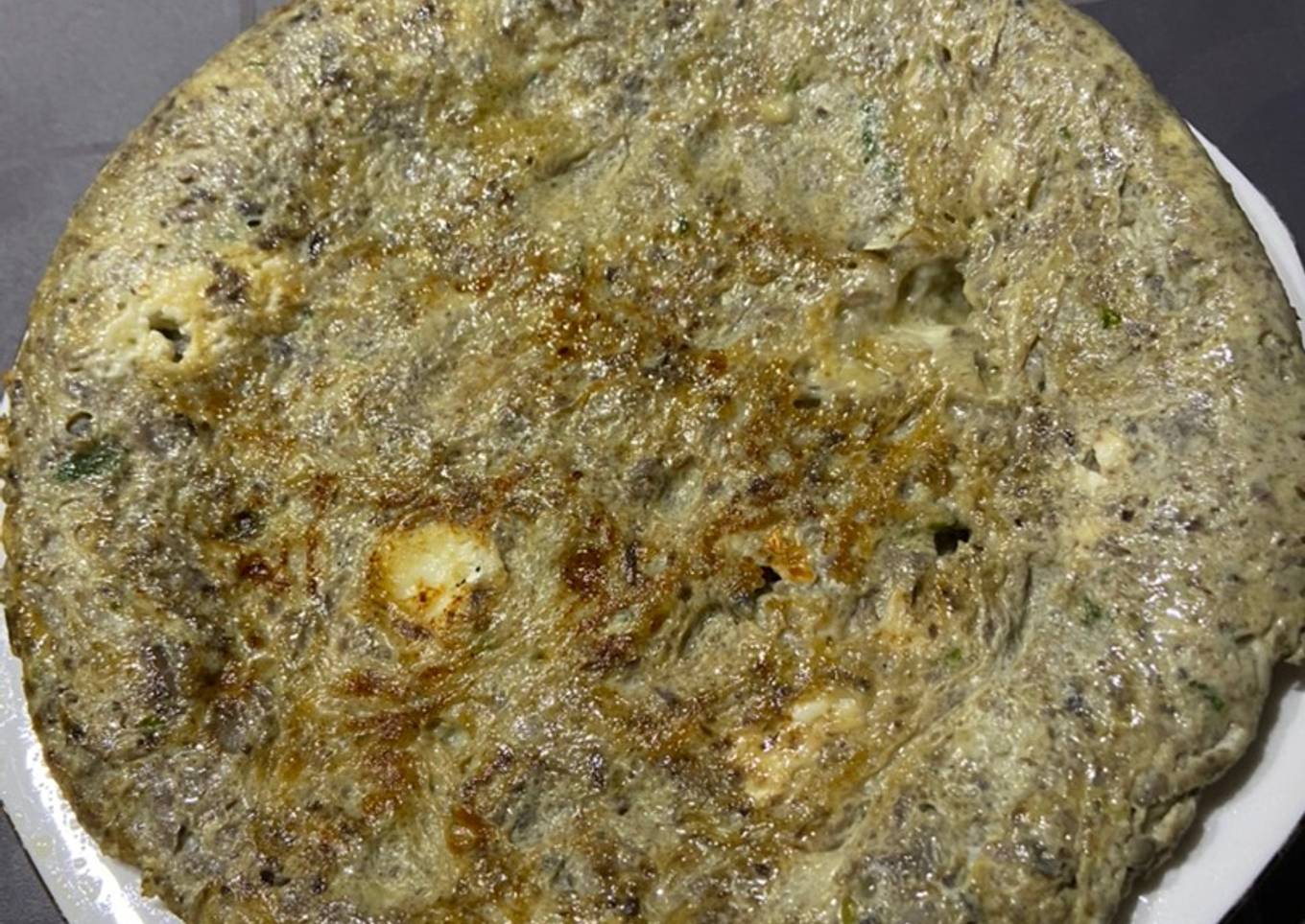 Tortilla de champiñones con cebolla caramelizada y queso de cabra