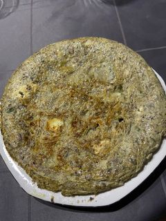 Una foto de Tortilla de champiñones con cebolla caramelizada y queso de cabra