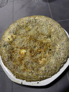 Una foto de Tortilla de champiñones con cebolla caramelizada y queso de cabra