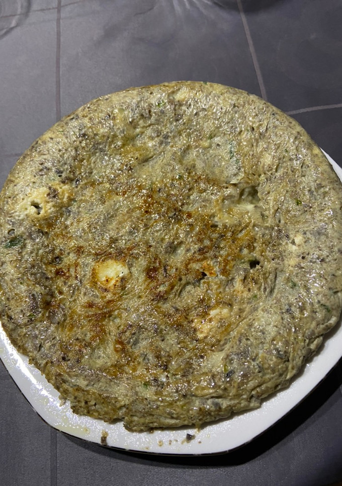 Una foto de Tortilla de champiñones con cebolla caramelizada y queso de cabra