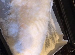 Une photo de Bar, dorade ou maigre en croûte de sel