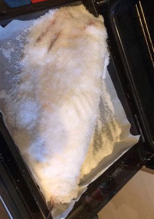 Une photo de Bar, dorade ou maigre en croûte de sel