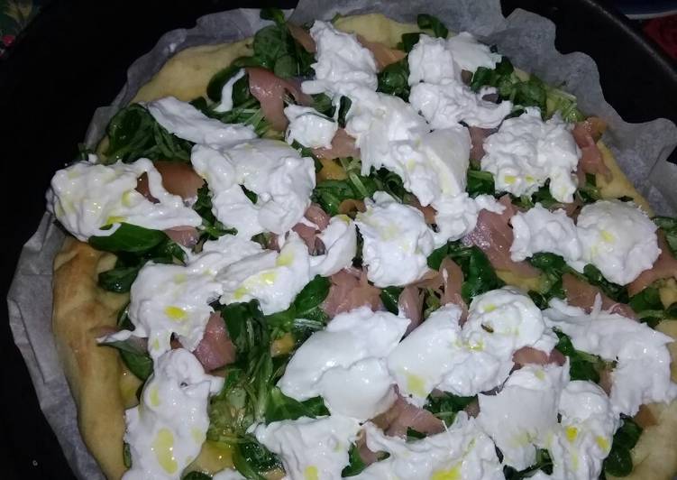 Pizza salmone burrata e valeriana