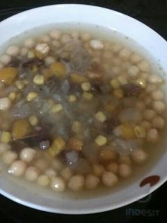 Una foto de Sopa fría de garbanzos y verduras con jamón
