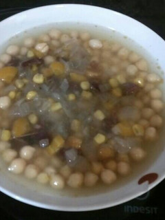 Una foto de Sopa fría de garbanzos y verduras con jamón