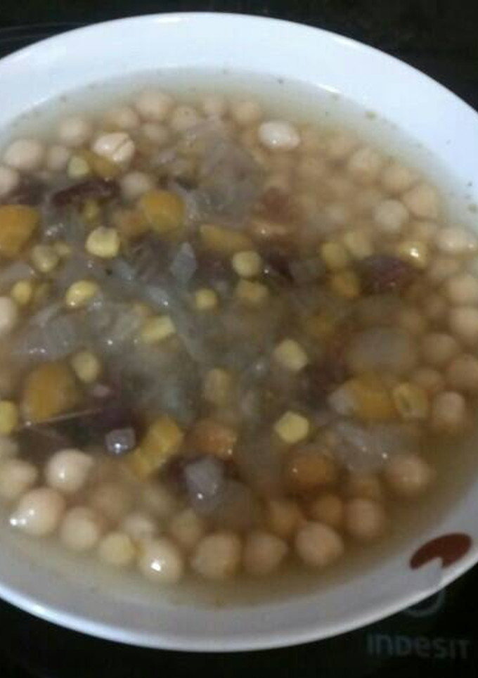 Una foto de Sopa fría de garbanzos y verduras con jamón