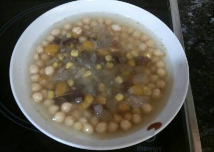 Sopa fría de garbanzos y verduras con jamón