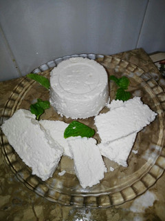 Una foto de Queso fresco casero con leche entera de larga duración