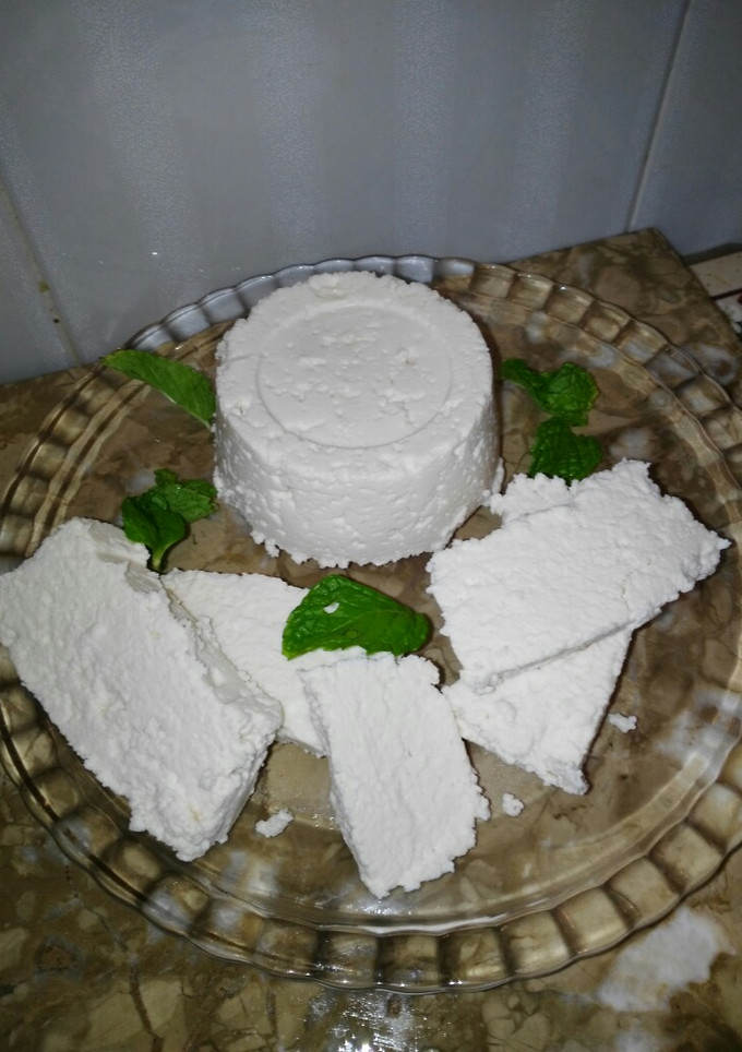 Una foto de Queso fresco casero con leche entera de larga duración