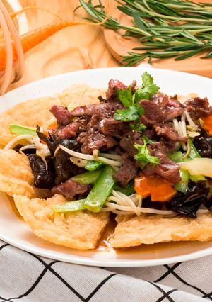 Hình của món Bò xào @ bánh phở chiên giòn.
