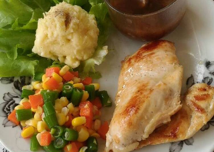 Cara Gampang Menyiapkan Grilled chicken with blackpepper sauce Anti Gagal