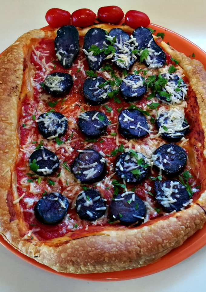 Una foto de Hojaldre con patatas azules