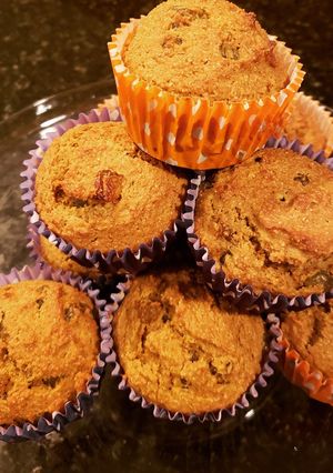 Una foto de Muffins integrales de zanahoria y pasas.