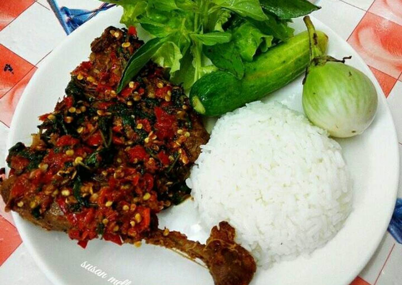 Bebek penyet sambal kemangi