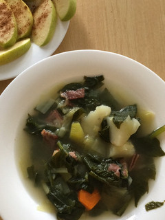 Una foto de Caldo de verduras con espinacas