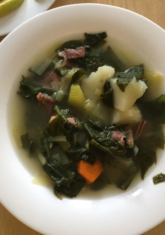 Una foto de Caldo de verduras con espinacas