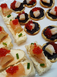 Una foto de Canapés Variados 4 (Canapés de salmón con queso / Canapés de ajo negro con gambas)