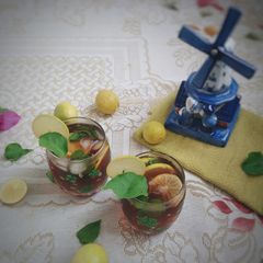 A picture of Refreshing Lemon Mint Iced Tea.