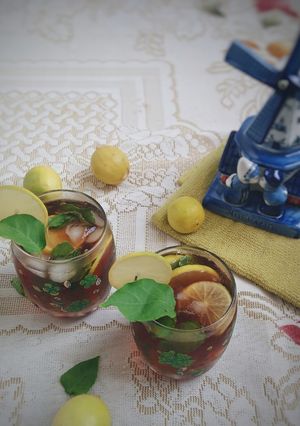 A picture of Refreshing Lemon Mint Iced Tea.