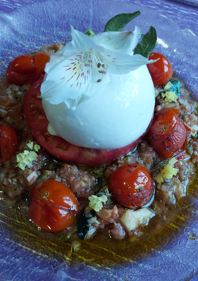 Una foto de Burrata con 3 texturas de Tomate