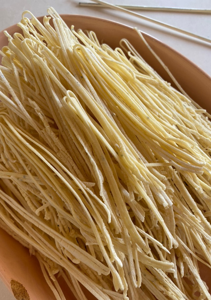 Una foto de Fideos caseros de albahaca