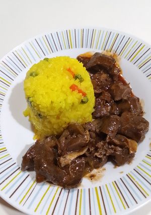Una foto de Arroz con verduras y estofado de corazón de vacuno 🐄