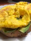 Tosta de cereales con aguacate y huevo revuelto