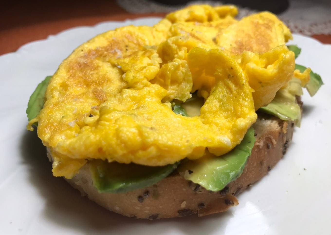 Tosta de cereales con aguacate y huevo revuelto