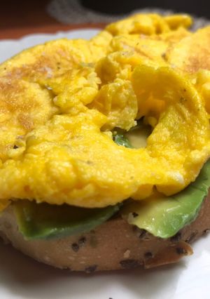 Foto principal de Tosta de cereales con aguacate y huevo revuelto