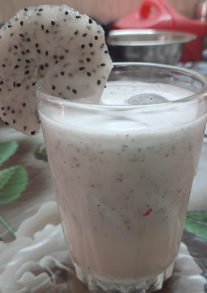 ડ્રેગન ફ્રૂટ મિલ્કશેક (Dragon Fruit Milkshake Recipe in Gujarati) રેસીપી મુખ્ય ફોટો