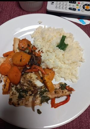 Una foto de Pescado al horno con verduras