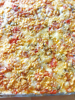 Una foto de Tarta de jamón, queso y tomate (con masa de pan)