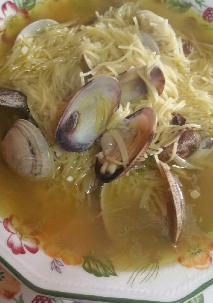 Una foto de Fideos con almejas
