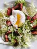 Ensalada de lechuga frisée, tocino y huevo poché