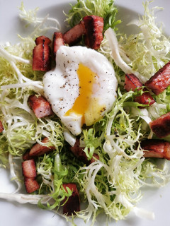 Una foto de Ensalada de lechuga frisée, tocino y huevo poché