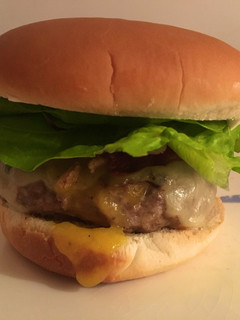 Una foto de Hamburguesa con Salsa de Mango Habanero 💀🔥