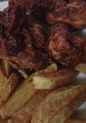 Una foto de Pollo fritolito y papas fritas en fritura inversa