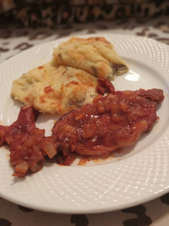 Una foto de Chuletas ahumadas en salsa dulce con puré de papas gratinado